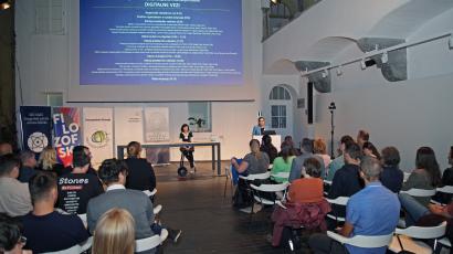 Zbrane je nagovorila tudi prodekanja Filozofske fakultete prof. dr. Irena Samide (foto: Marko Zaplatil).