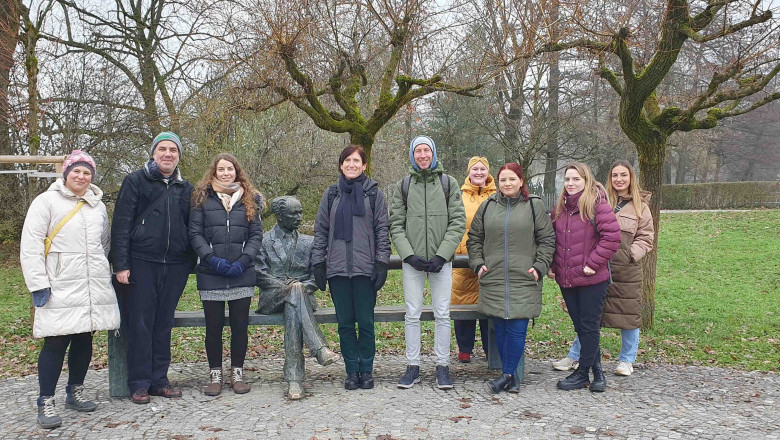 Pri spomeniku Edvarda Kocbeka (Foto: Luka Horjak) 