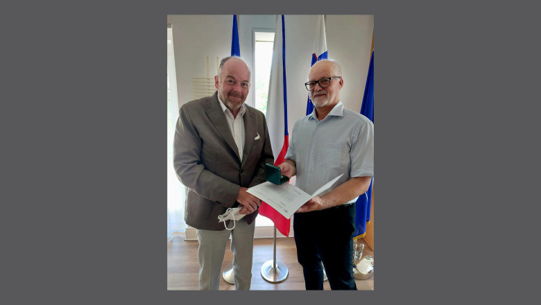 Veleposlanik Republike Češke v Sloveniji Nj. Eksc. dr. Jiří Kudĕla in prof. dr. Darko Ogrin s priznanjem