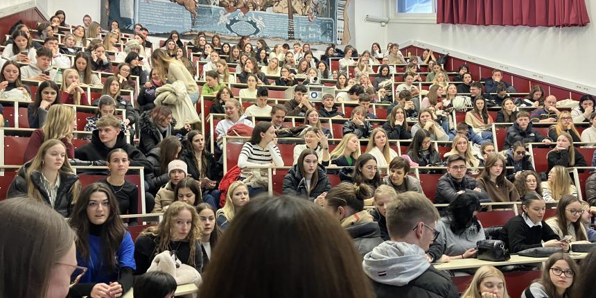 Predstavitev študija psihologije v petek, 14. 2. 2025; na fotografiji polna predavalnica dijakinj in dijakov, ki jih je zanimal študij Psihologije.